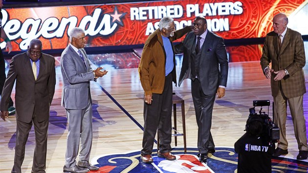 Legendy NBA spolu: zleva Willis Reed, Julius Erving, Bill Russell, Magic Johnson a Bob Pettit.