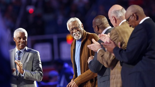 LEGENDY SOB. Billu Russellovi tleskaj bhem Utkn hvzd NBA Julius Irving (zleva), Magic Johnson, Bob Pettit a Willis Reed.