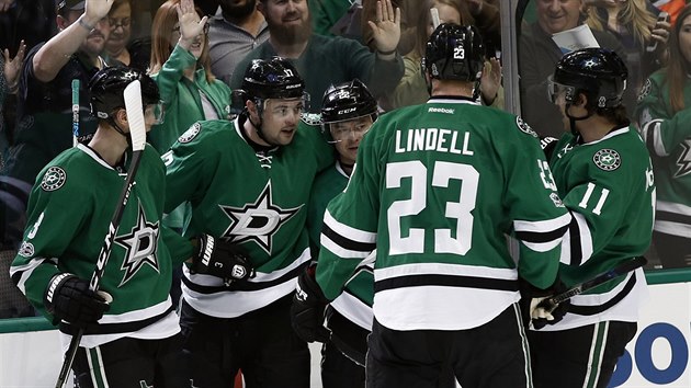 John Klingberg (3), Devin Shore (17), Ji Hudler (22), Esa Lindell (23) a Curtis McKenzie (11) se raduj z glu Dallasu.