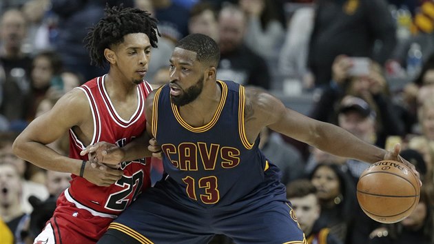 Tristan Thompson (vpravo) z Clevelandu se tla do Camerona Paynea z Chicaga.