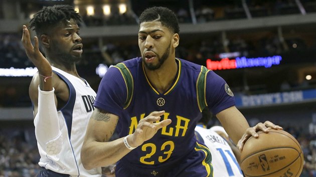 Anthony Davis (vpravo) z New Orleans se tla�� kolem Nerlense Noela z Dallasu.