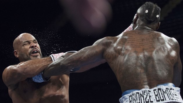 Deontay Wilder (vpravo) zasypv tvrdmi ranami Geralda Washingtona, duel o titul WBC vyhrl pedasn.