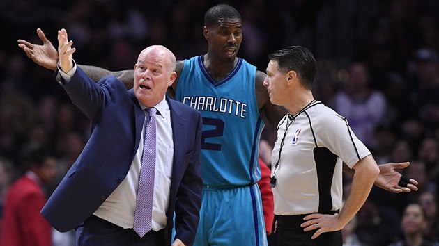 Marvin Williams z Charlotte a jeho trenr Steve Clifford se pou s rozhodm Patem Freherem.