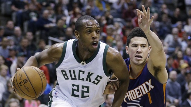 Khris Middleton (vlevo) z Milwaukee to, brn ho Devin Booker z Phoenixu.