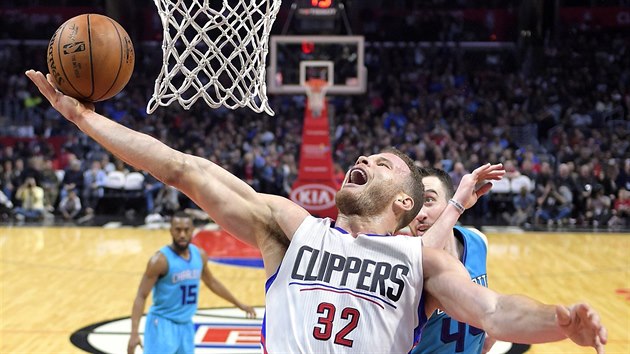 Blake Griffin z LA Clippers je u me, Frank Kaminsky z Charlotte ho nezastavil.