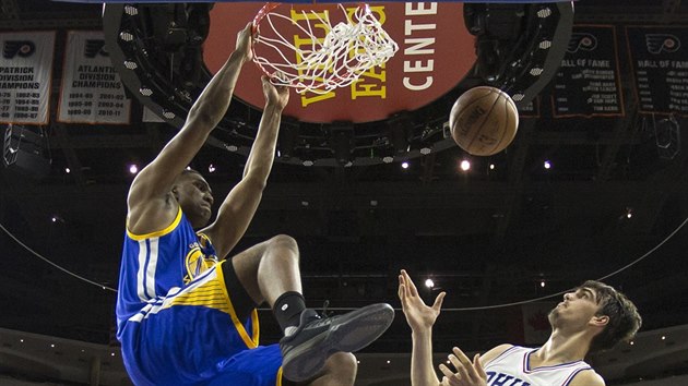 Kevon Looney z Golden State zasmeoval proti Philadelphii, moc se to nelb Dariu ariovi.