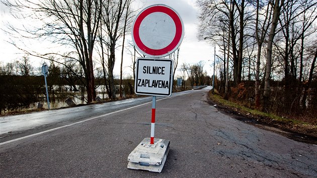 Silnii uzaveli cestu z Tebechovic pod Orebem do Krovic na Hradecku kvli zplav vodou z nedalek Orlice (24.2.2017).