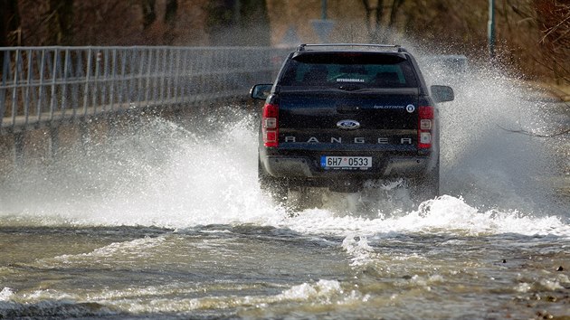 Nkte idii uzavrku nerespektovali a po zaplaven cest jezdili dl (24.2.2017).