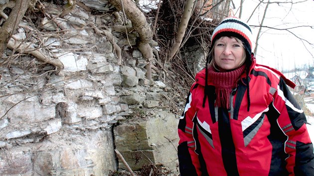 Archeoloka Martina Bekov u pozstatk zaniklho hradu ve Vamberku na Rychnovsku