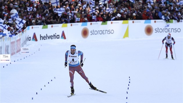 Rusk bec na lych Sergej Usugov si jede pro zlatou medaili ve skiatlonu na mistrovstv svta v Lahti.