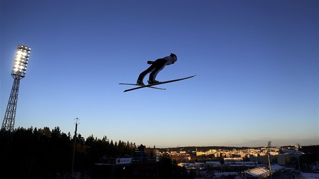 Český skokan na lyžích Roman Koudelka na středním můstku na světovém šampionátu v Lahti