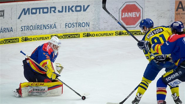 Budjovick brank Petr Kva zasahuje v utkn proti Perovu.