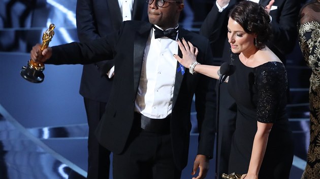 Režisér Barry Jenkins a producentka Adele Romanski slaví Oscara za nejlepší film, jímž se stal jejich Moonlight (27. února 2017).