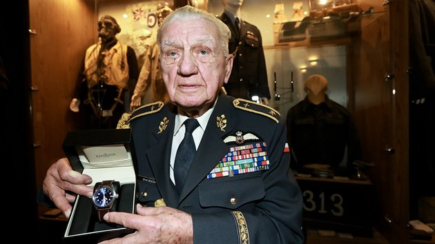 Generl Emil Boek slavil 94.narozeniny. Dostal speciln hodinky.
