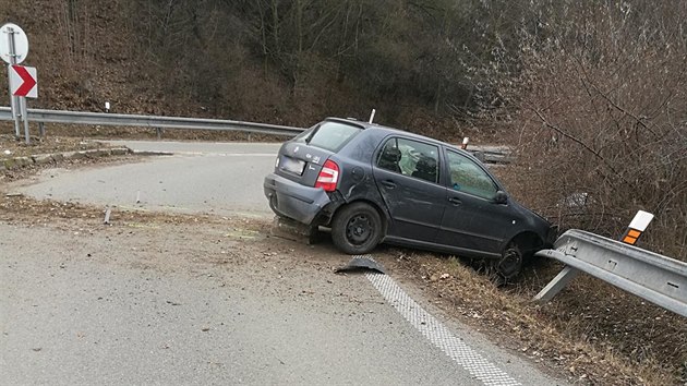 tyiaticetilet mu ukradl auto. Zbsilou jzdu skonil po nrazu do svodidel.