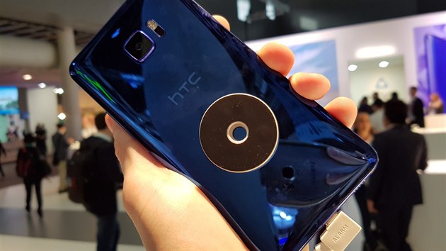 HTC U Ultra na veletrhu MWC v Barcelon