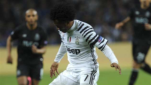 Zlonk Juventusu Juan Cuadrado kontroluje balon bhem utkn Ligy mistr v Portu.