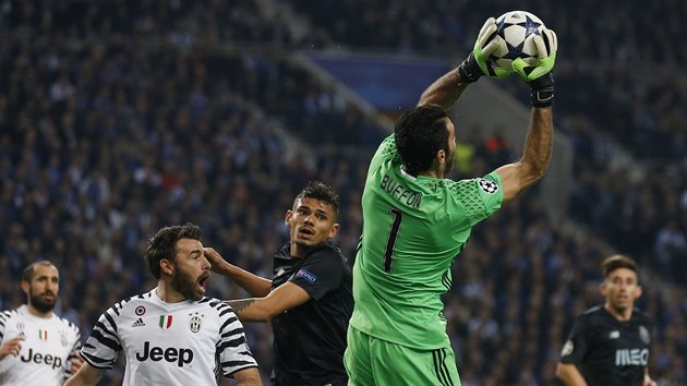 Brank Juventusu Gianluigi Buffon chyt centr bhem zpasu na hiti Porta.