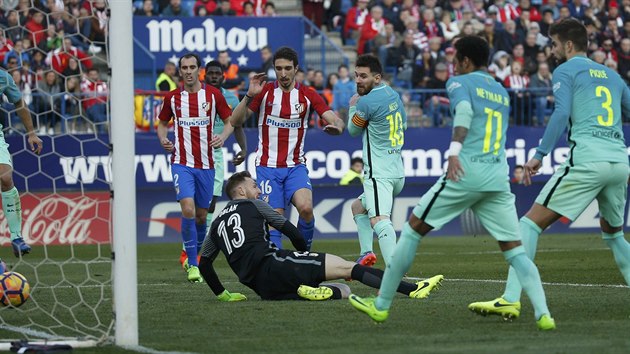 Lionel Messi z Barcelony dv vtzn gl v utkn na hiti Atltika Madrid.