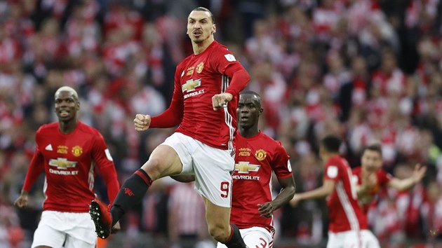 Takhle se Zlatan Ibrahimovi radoval krtce pot, co z pmho kopu otevel skre ve finle Ligovho pohru mezi Manchesterem United a Southamptonem.