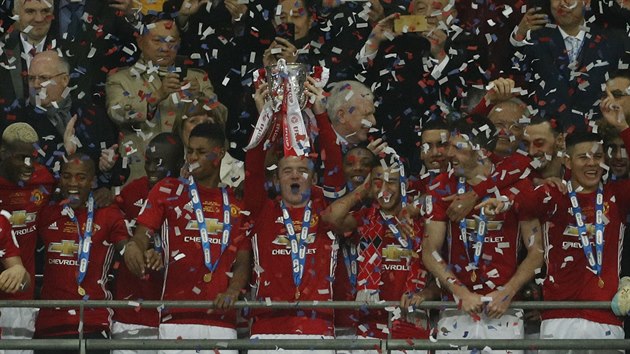 POHR ZVEDL ROONEY. Fotbalist Manchesteru United oslavuj vtzstv v Ligovm pohru.