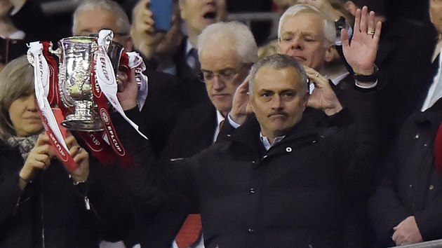 Trenr fotbalist Manchesteru United Jos Mourinho s trofej pro vtze Ligovho pohru.