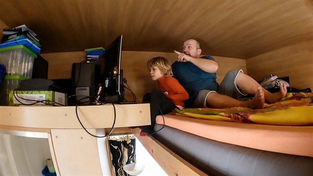 Domek stavěli manželé svépomocí. V patře na spaní je pracovní kout s počítačem. 