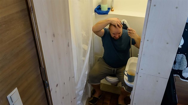 Koupelna je záchod se sprchovým koutem v jednom. Odtokový kanálek je pod WC mísou. 