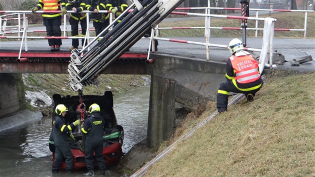 Auto kvli namrzl silnici skonilo a v potoce Blovka pod mostem ve Velkch Albrechticch.