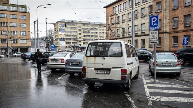 Parkovn u policejnho editelstv bud rozruch.