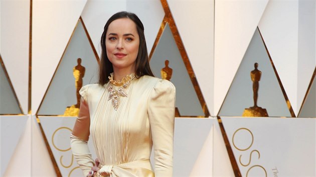 Dakota Johnson oblkla aty znaky Gucci (Hollywood, 26. nora 2017).