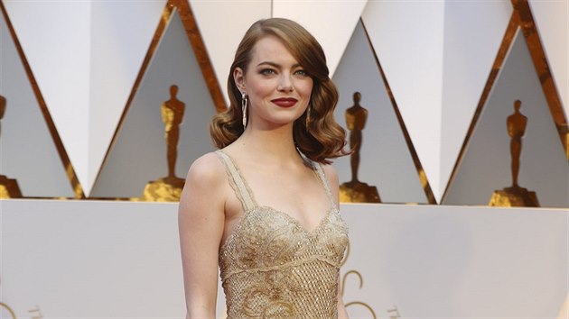 Emma Stone a jej model Givenchy (Hollywood, 26. nora 2017)