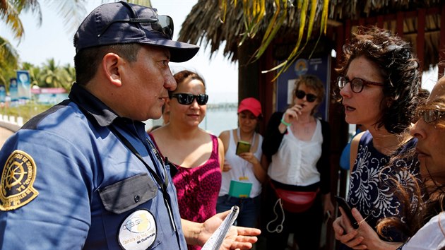 Policista hovo s lenkami organizace eny na vlnch, jej lo zakotvila v pstavu San Jos.