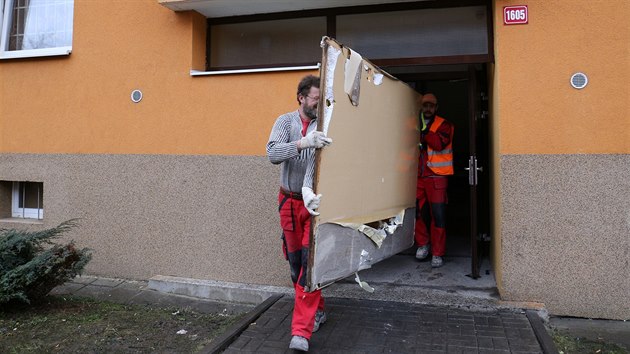 Odstraovn nsledk sobotnho poru v panelovm dom Jirkov, pi nm uhoeli otec se synem. Jejich byt zaplil jednaticetilet mu, kterho policie obvinila z vrady.