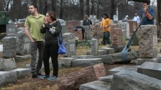 idovský hbitov na pedmstí St. Louis ve stát Missouri, kde o víkendu vandalové poniili na 170 náhrobk
