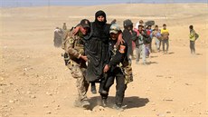 Irácká armáda pomáhá civilistm pi útku ze západního Mosulu. (26.2. 2017)