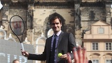 Roger Federer pi setkání s fanouky na Staromstském námstí v Praze.