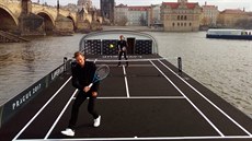 EXHIBICE NA LODI. Roger Federer a Tomá Berdych se pi netradiním utkání...