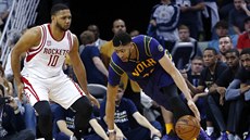 Udret rovnováhu se snaí Anthony Davis z New Orleans, sleduje ho Eric Gordon z...