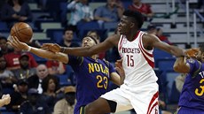 Mí chtjí Anthony Davis (vlevo) z New Orleans a Clint Capela z Houstonu.