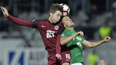 Michal Sáek ze Sparty (vlevo) a Mirzad Mehanovi z Jablonce.