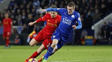 TYPICKÝ OBRÁZEK. Unikající Jamie Vardy a nestíhající Lucas Leiva.