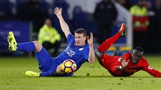 Robert Huth (vlevo) z Leicesteru a Sadio Mané z Liverpoolu.