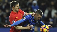 Hodn tvrdý souboj o mí svádí James Milner z Liverpoolu a Jamie Vardy (vpravo)...