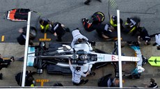 Valtteri Bottas ze stáje Mercedes v péči mechaniků.