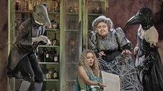 Kristine Opolais jako Rusalka a Jamie Barton jako Jeibaba v Metropolitní opee