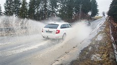 Voda na silnici v Kostelci u Zlína (22. února 2017). | na serveru Lidovky.cz | aktuální zprávy