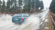 Voda na silnici v Kostelci u Zlína (22. února 2017).