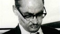 M�l vzez�ení bankovního ú�edníka, vzd�lání právnického mága a ovládal um�ní...