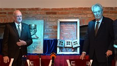 Prezident Milo Zeman a bývalý slovenský prezident Ivan Gaparovi (vlevo) pi...